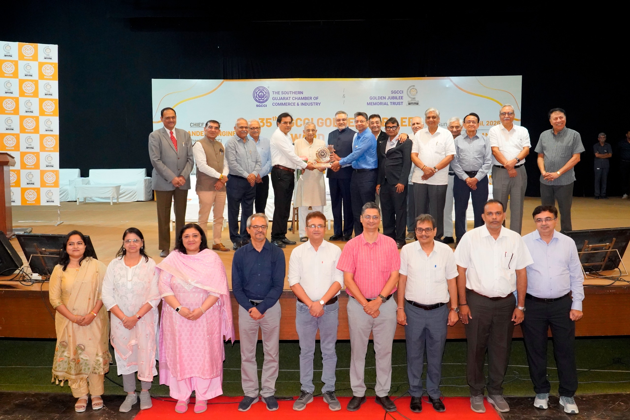 સાર્વજનિક યુનિવર્સિટીની SCET કોલેજ SGCCI મહાવીર સિન્થેસિસ એવોર્ડ જીત્યો